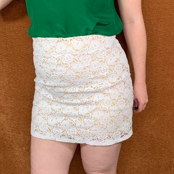 Modern Pearl Southern Couture White Lace Overlay Miniskirt, Size L. - Picture 1 of 4